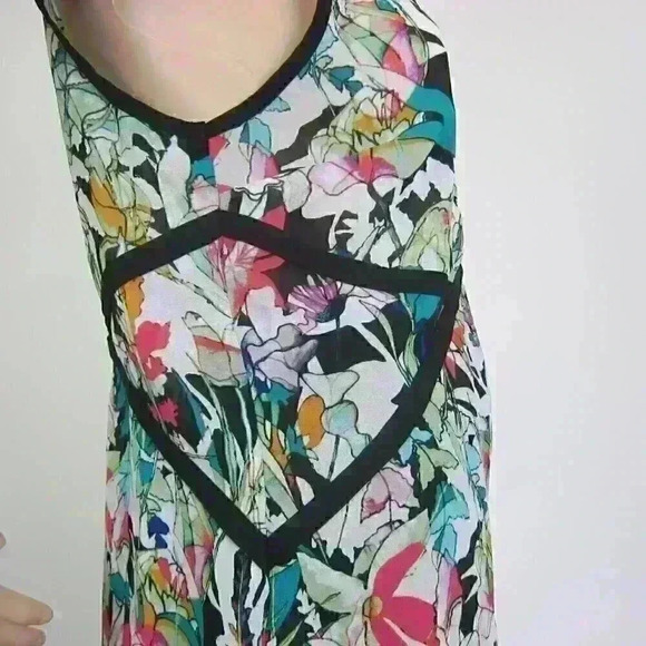 Sleeveless Top Medium Blouse Black Lace Neck & Multicolor Floral Print Flowy NEW - Picture 5 of 16